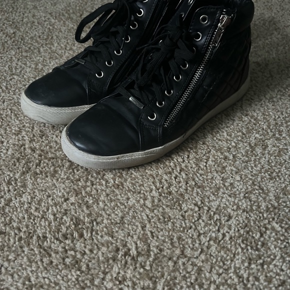 Steve Madden Black High-top Sneaker w/Vegan Leather & Side Zipper:Size 8 (Black) - Picture 3 of 3